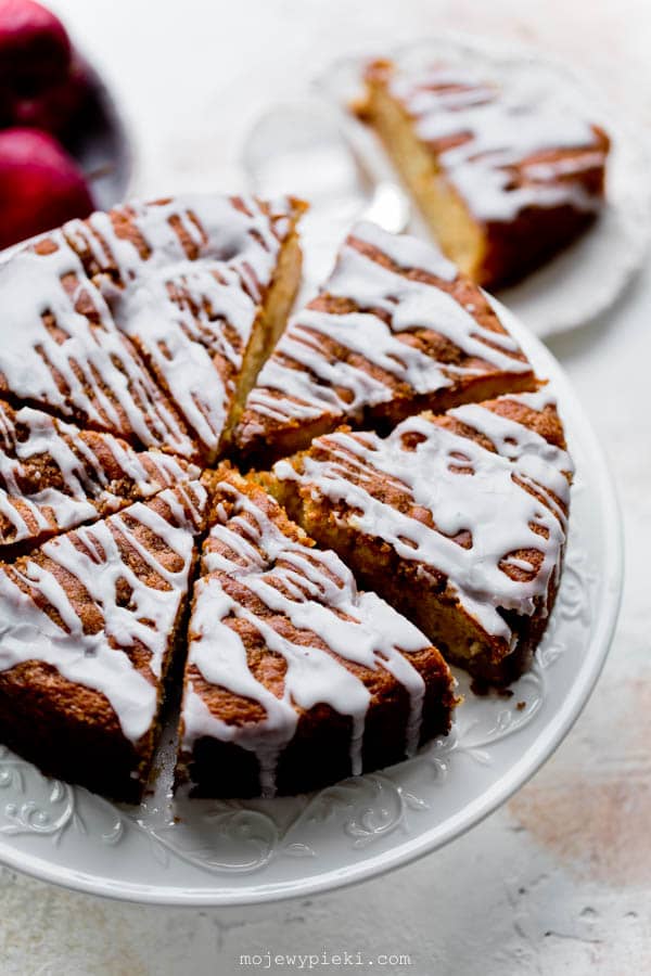 Apple cake with a cinnamon crust
