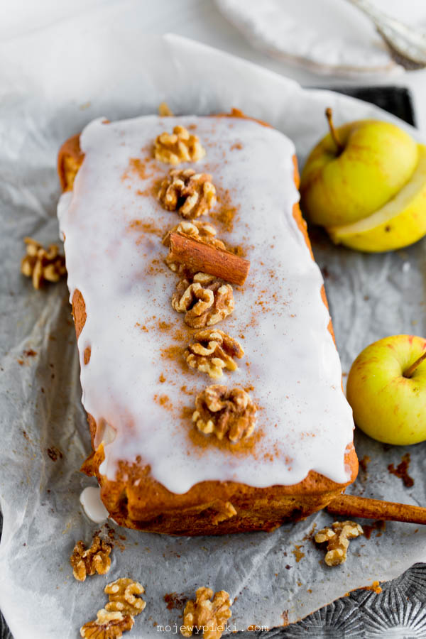 Apple, walnut and cinnamon cake