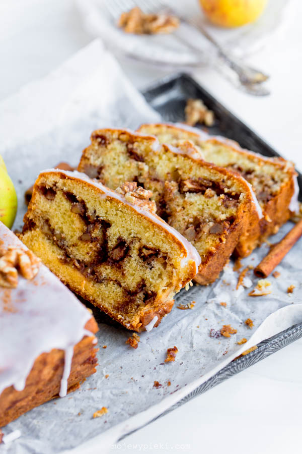 Apple, walnut and cinnamon cake