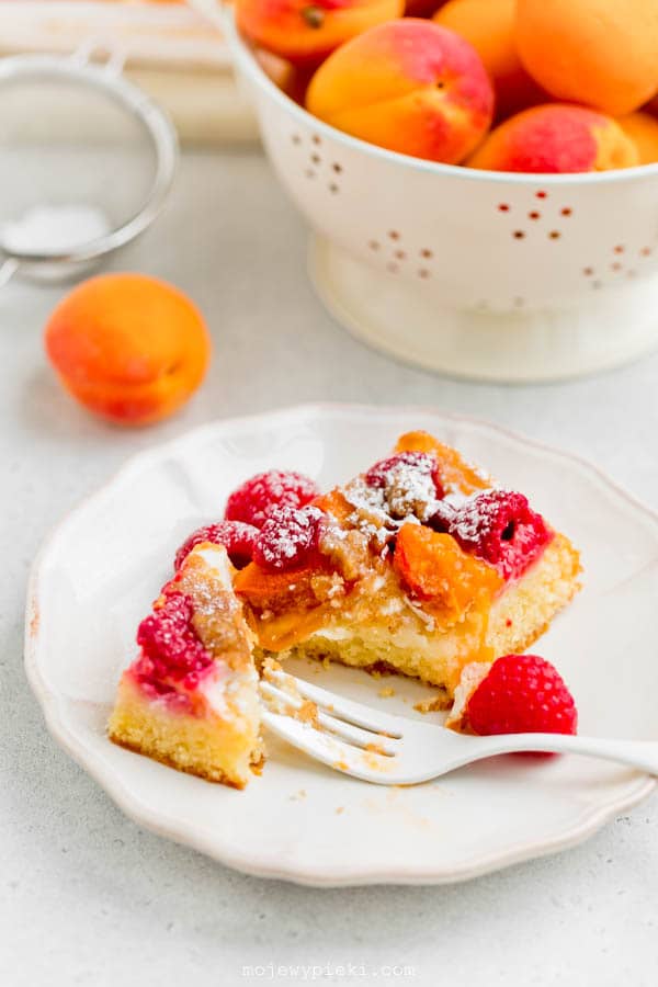 Apricot and raspberry crumble cake
