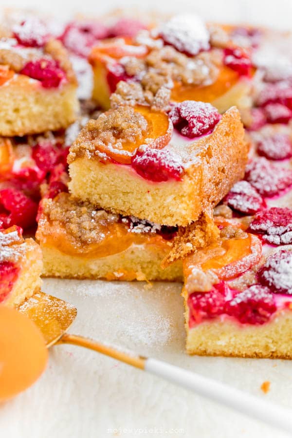Apricot and raspberry crumble cake
