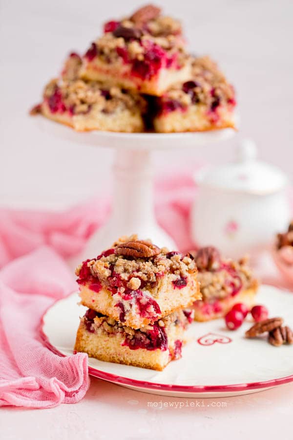 Cranberry cake with walnut crumble