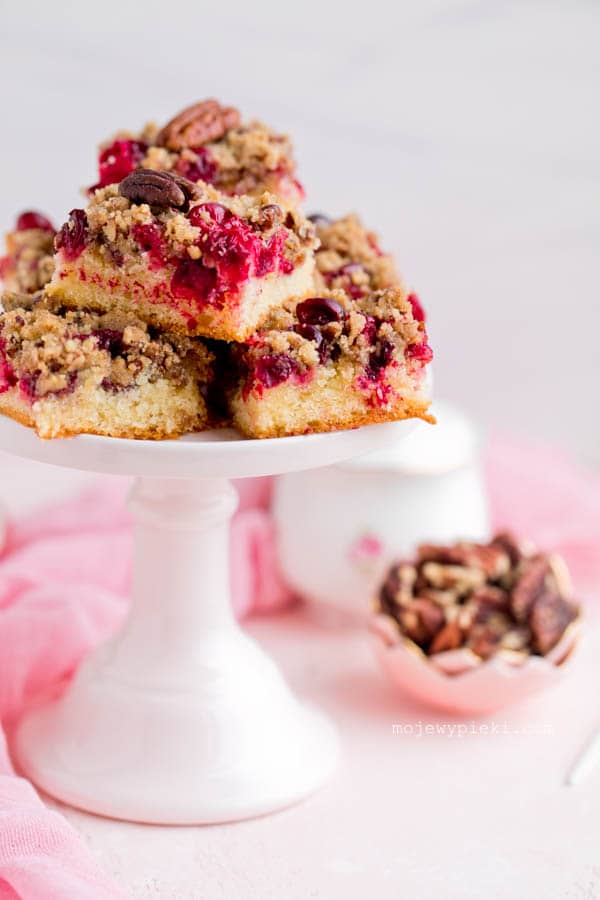 Cranberry cake with walnut crumble