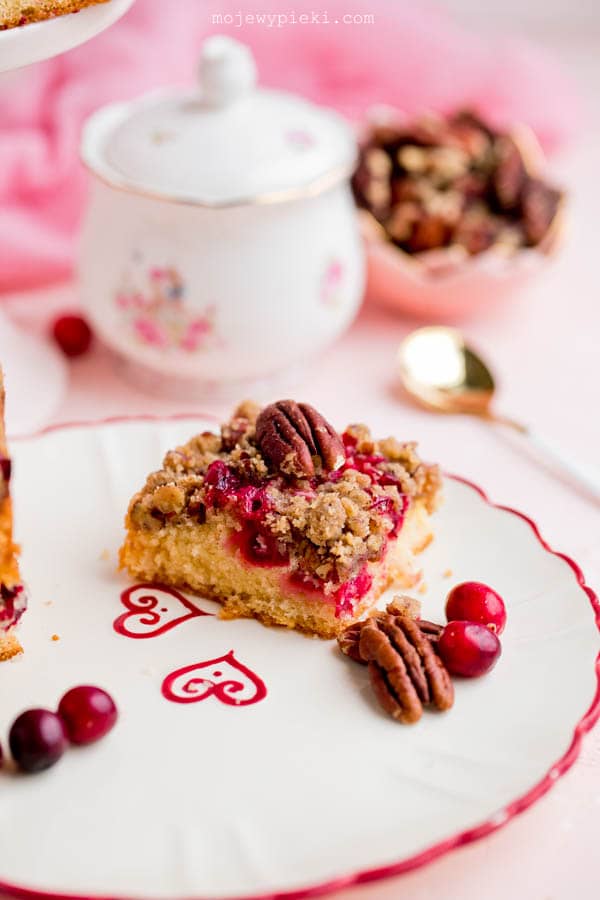 Cranberry cake with walnut crumble