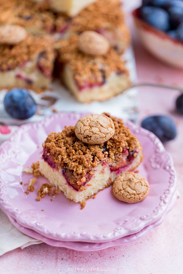 Italian plum cake with amaretti crumble