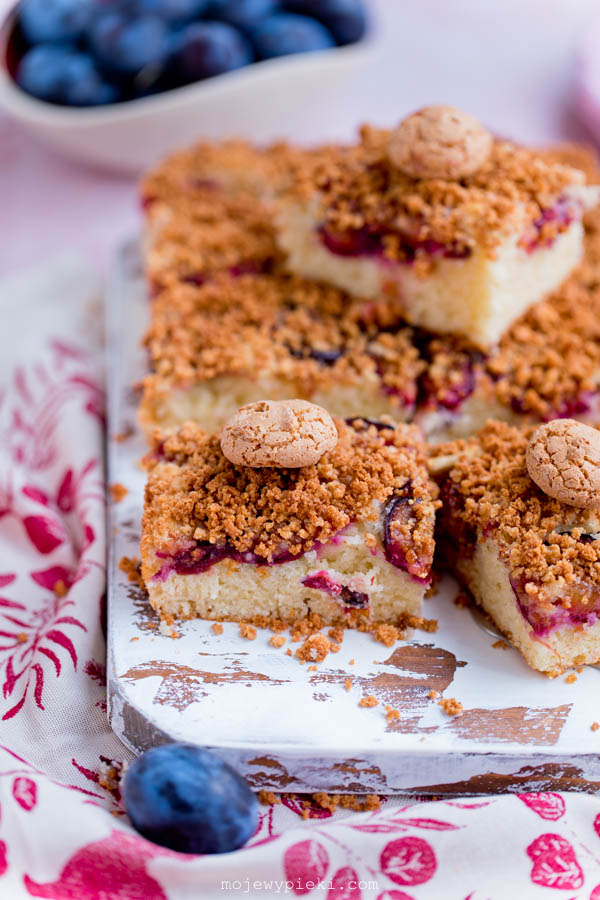 Italian plum cake with amaretti crumble
