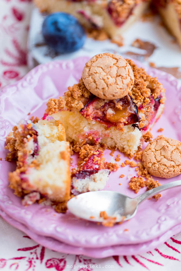 Italian plum cake with amaretti crumble