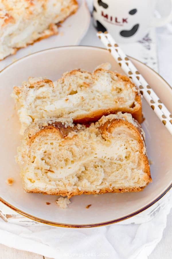 Yeast cake with curd cheese filling