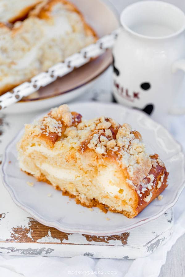 Yeast cake with curd cheese filling