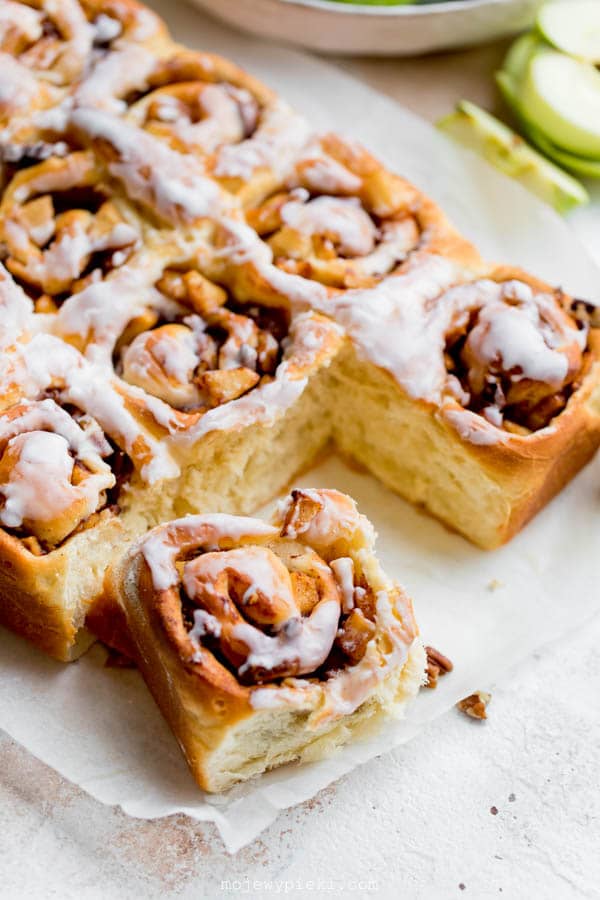 Apple cinnamon rolls with pecans