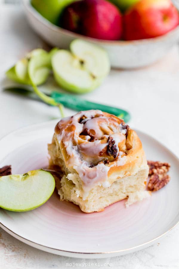 Apple cinnamon rolls with pecans