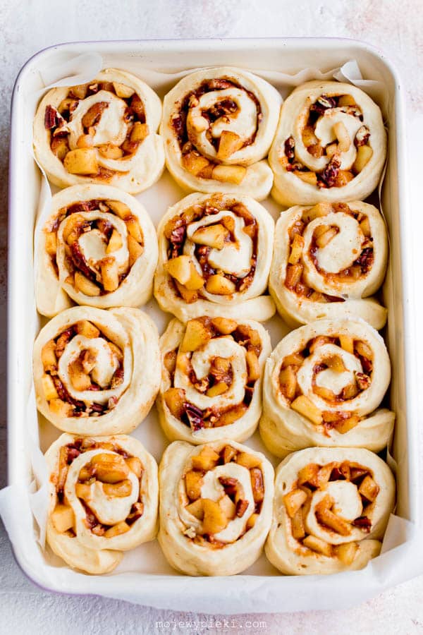 Apple cinnamon rolls with pecans