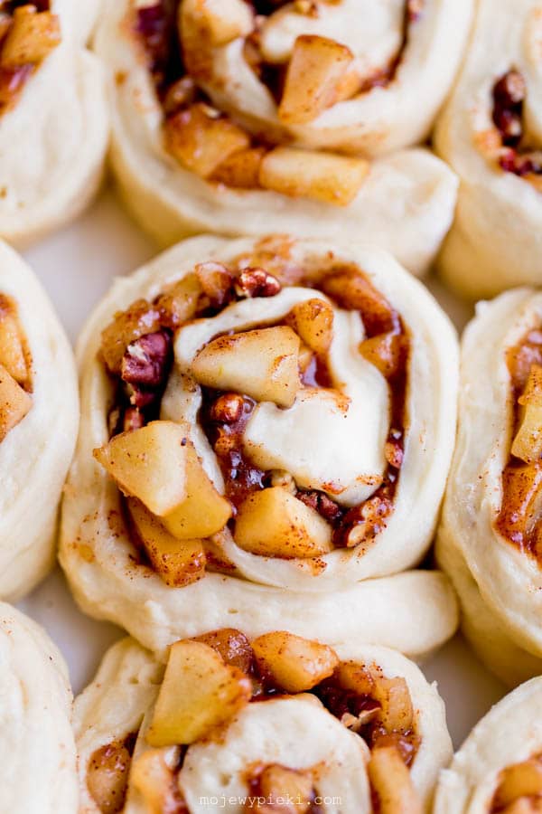 Apple cinnamon rolls with pecans