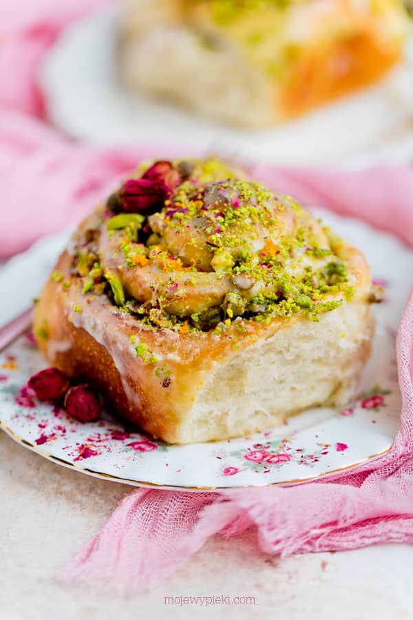 Pistachio swirl buns