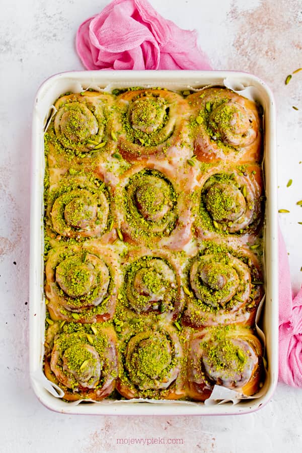 Pistachio swirl buns