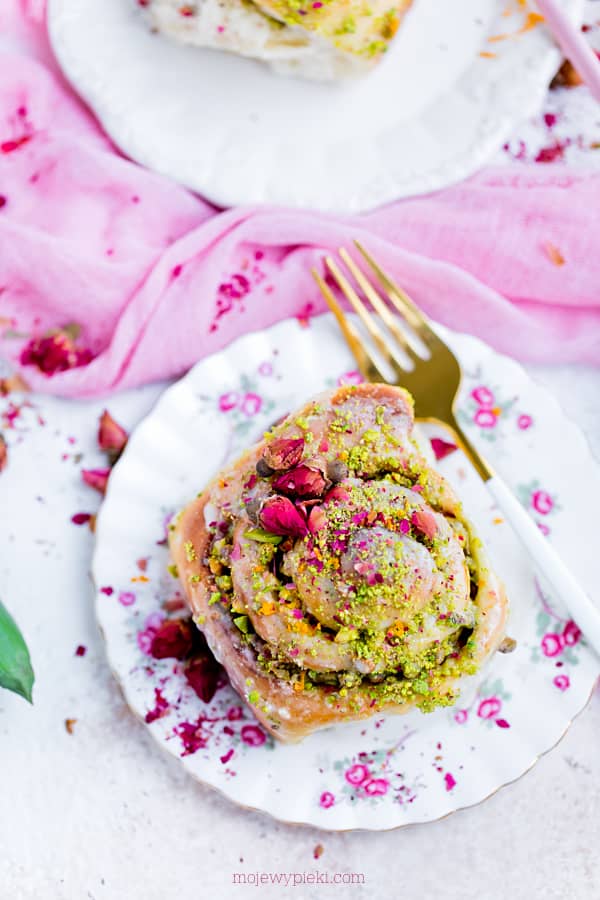 Pistachio swirl buns