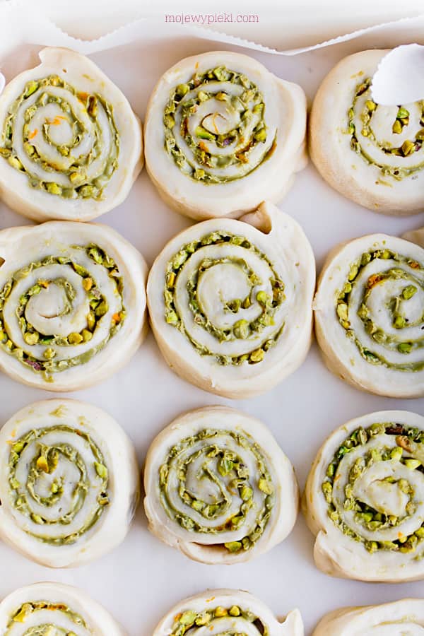Pistachio swirl buns