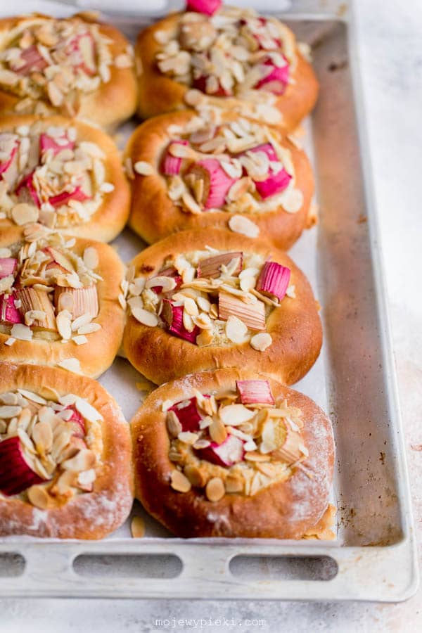 Rhubarb and almond buns