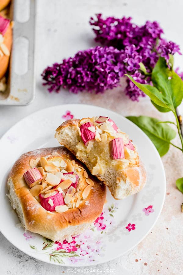 Rhubarb and almond buns