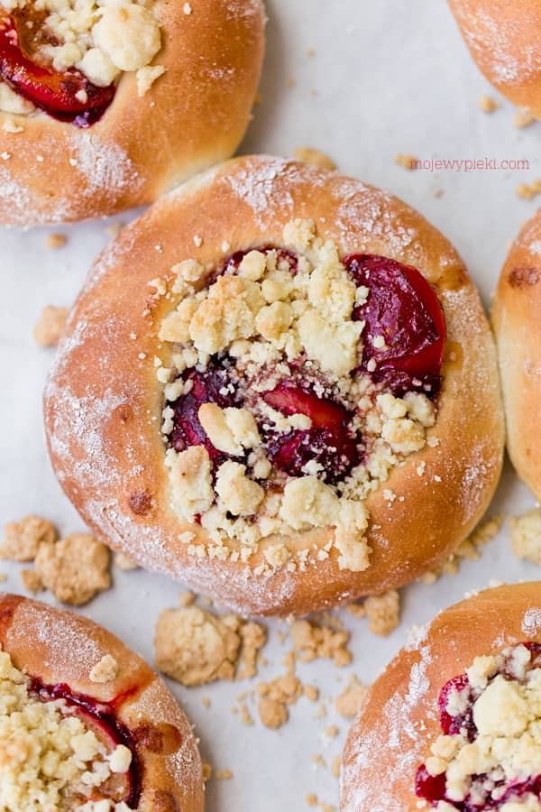  Sweet buns with plums and crumble