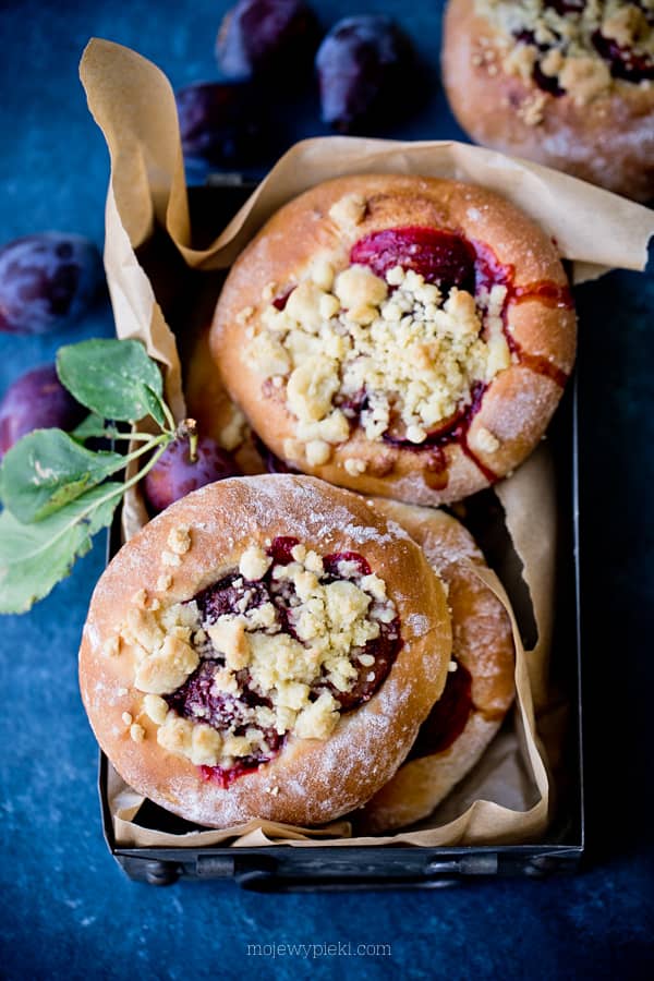 Sweet buns with plums and crumble
