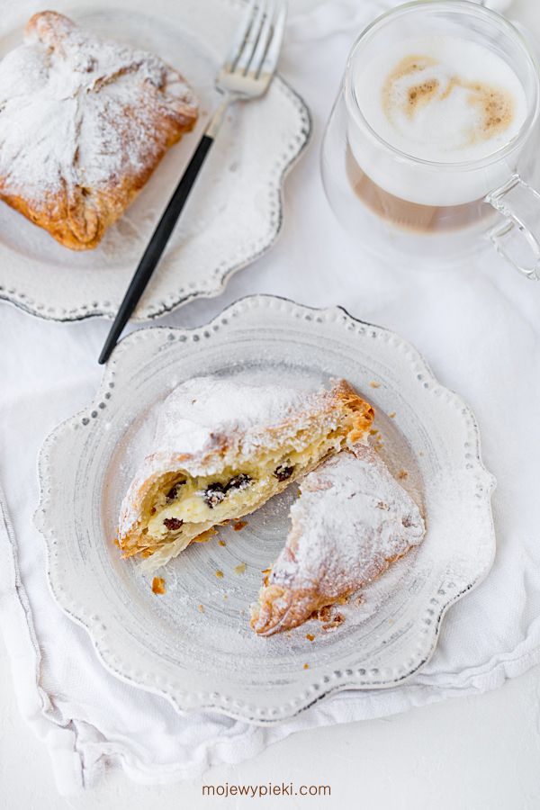 Puff pastry turnovers with curd cheese filling