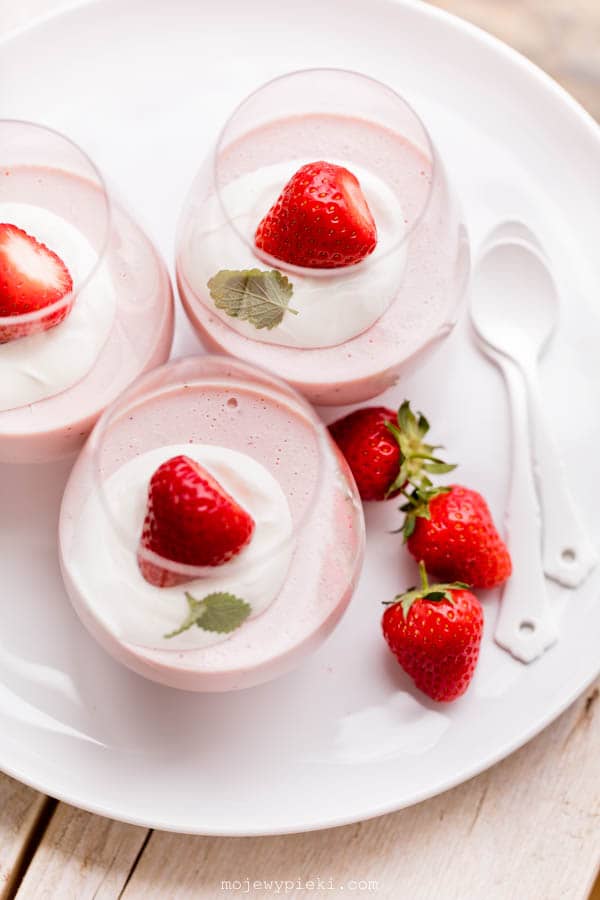 Strawberry yogurt panna cotta