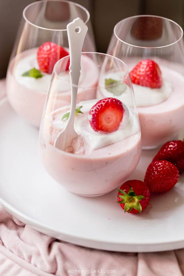 Strawberry yogurt panna cotta