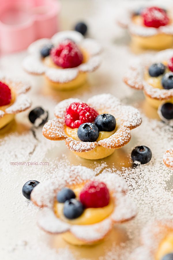 Daisy tartlets with lemon curd
