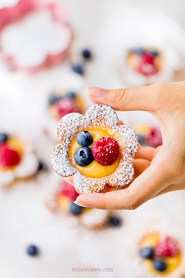 Daisy tartlets with lemon curd
