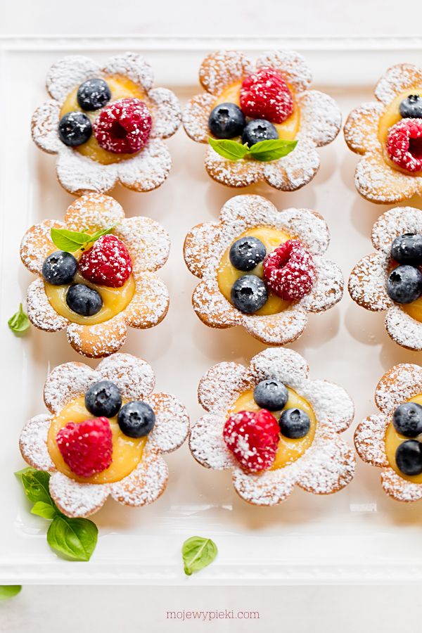 Daisy tartlets with lemon curd