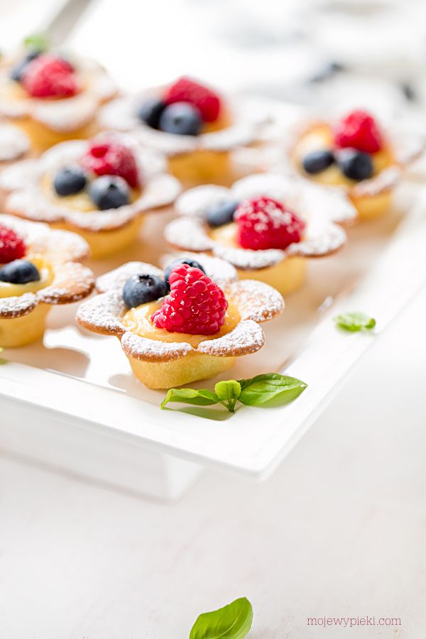 Daisy tartlets with lemon curd