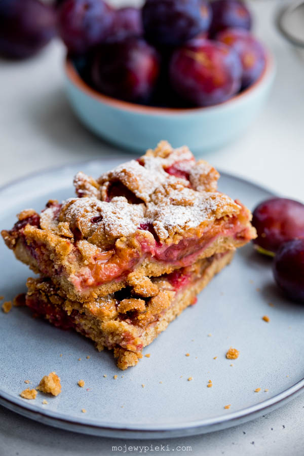 Almond shortcrust cake with plums