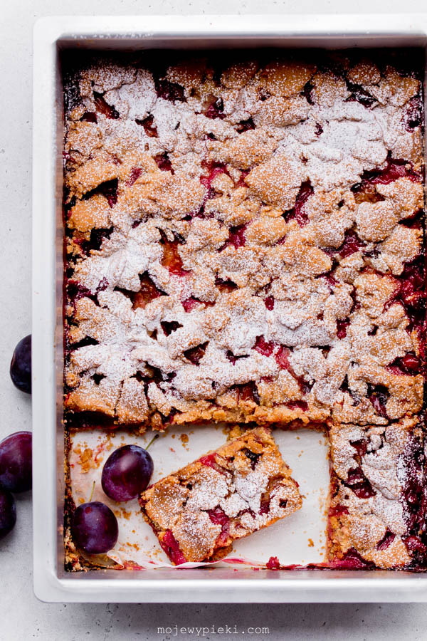 Almond shortcrust cake with plums