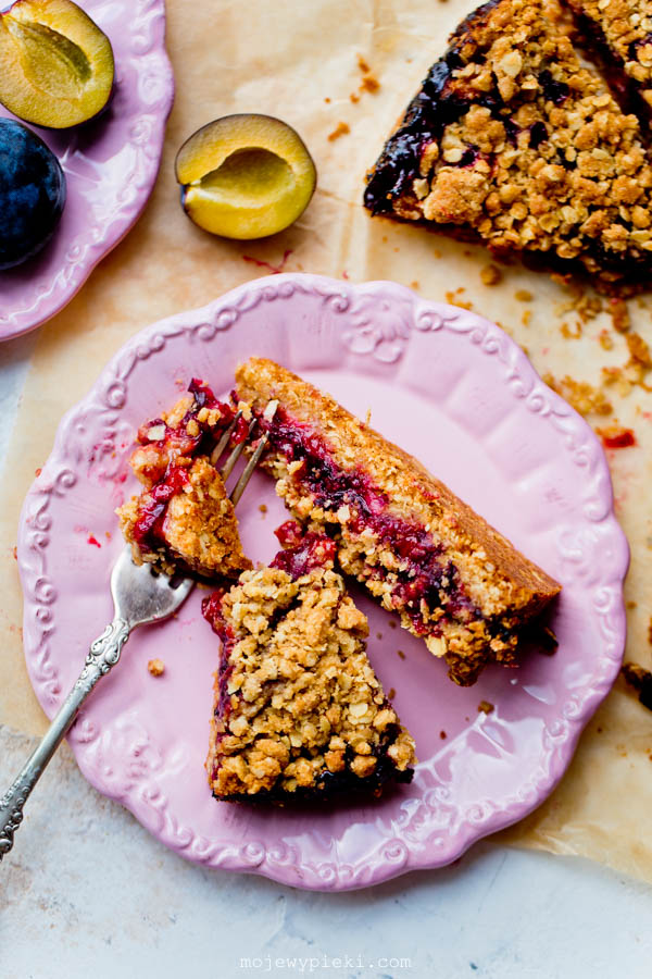 Plum crumble cake with oats