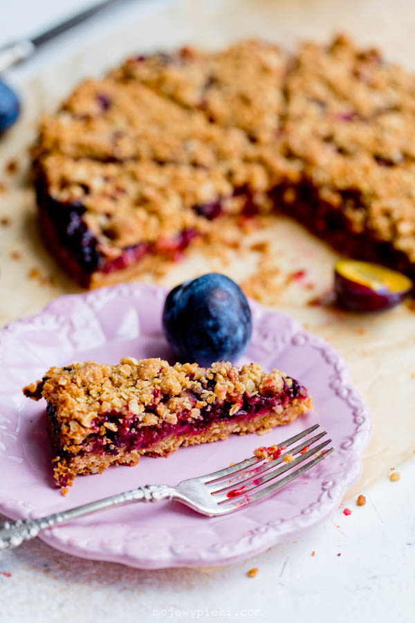 Plum crumble cake with oats