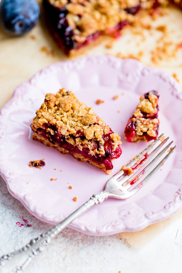 Plum crumble cake with oats