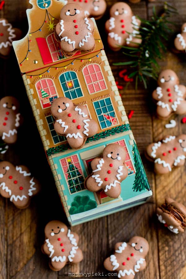 Gingerbread macarons