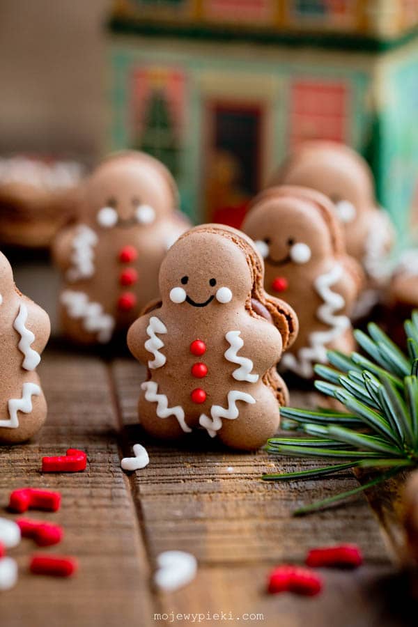 Gingerbread macarons