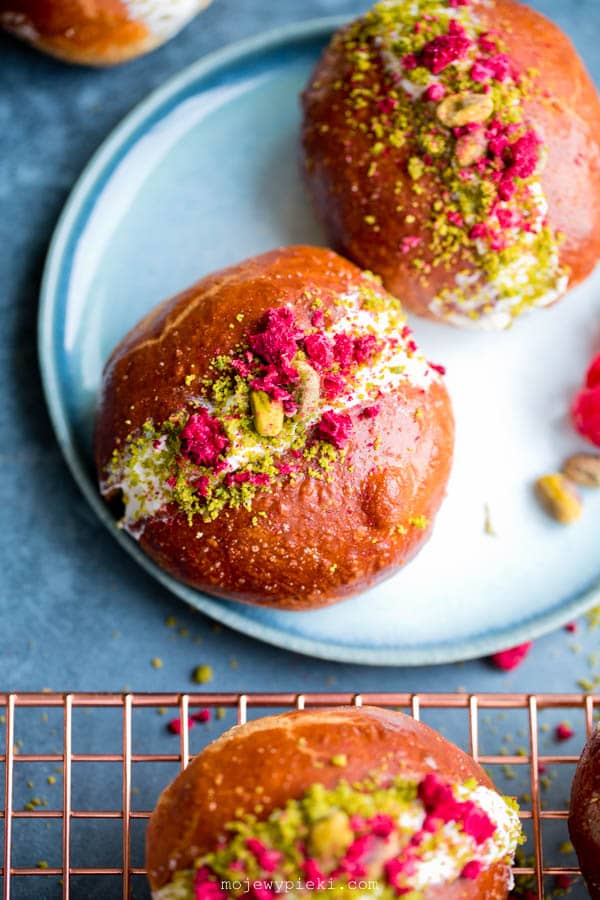 Maritozzi with raspberries and pistachios