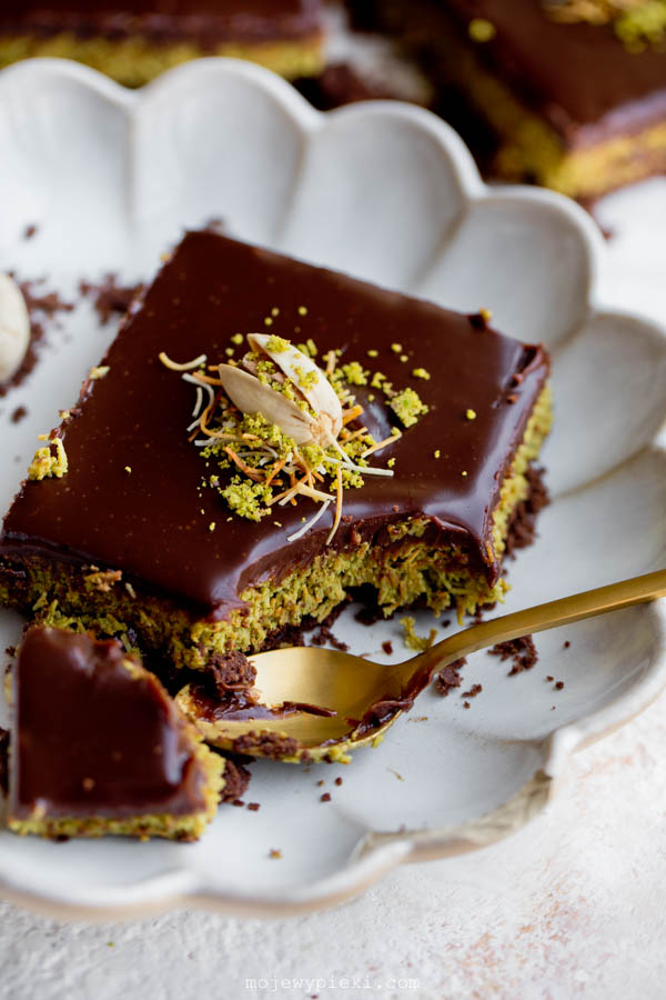 Dubai-style mazurek with pistachio and kataifi