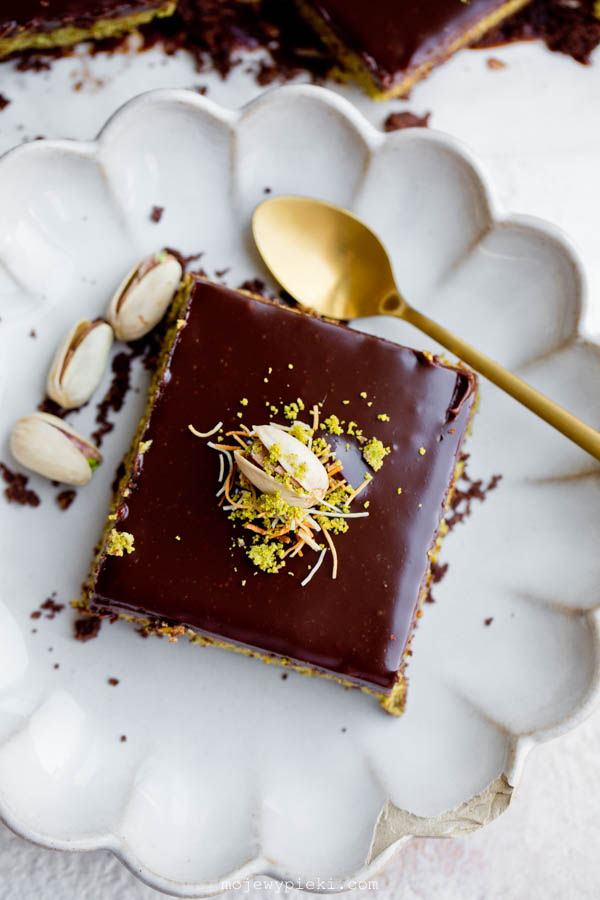 Dubai-style mazurek with pistachio and kataifi