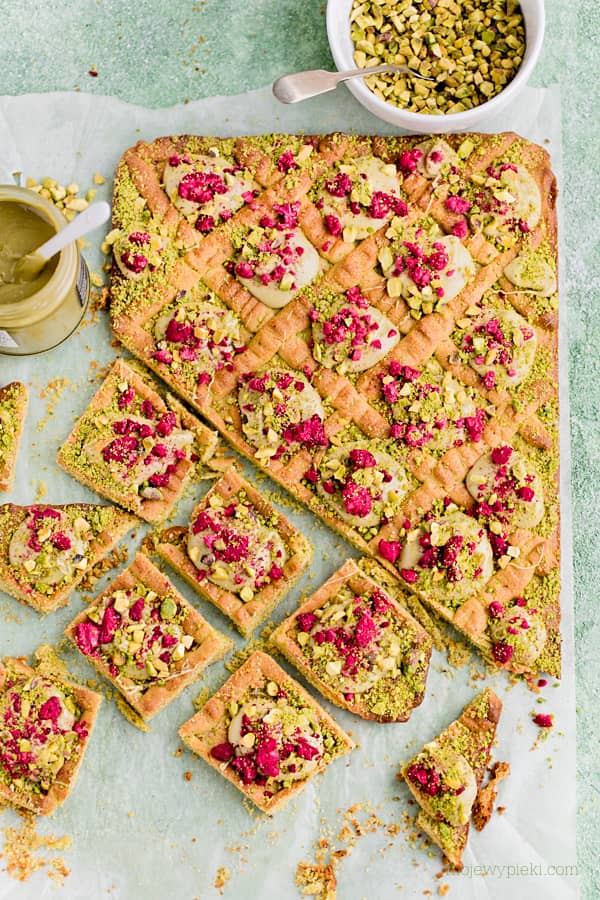Pistachio mazurek