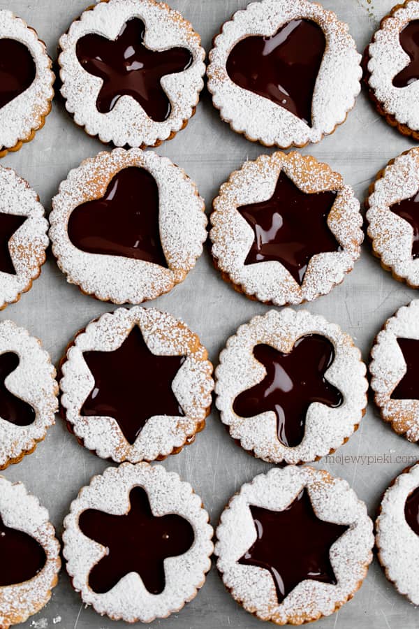 Honey gingerbread cookies with chocolate filling