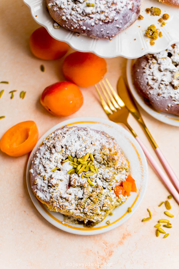 Apricot buns with pistachio crumble