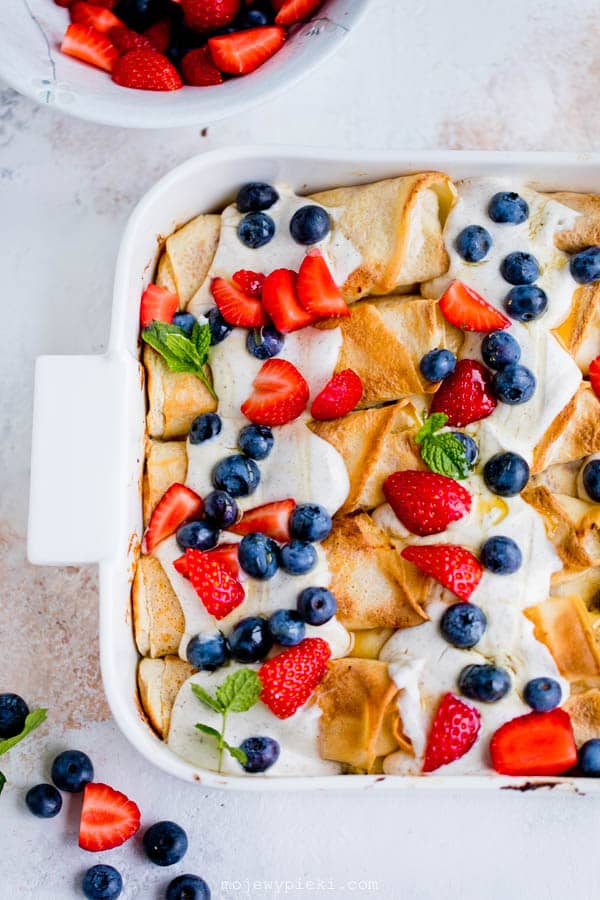 Oven baked curd cheese filled crêpes