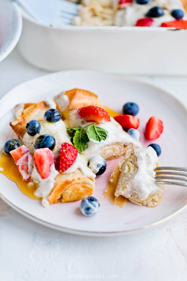 Oven baked curd cheese filled crêpes