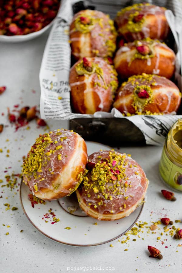 Pistachio doughnuts