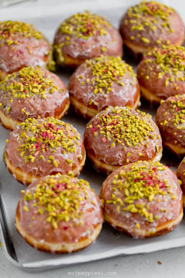 Pistachio doughnuts