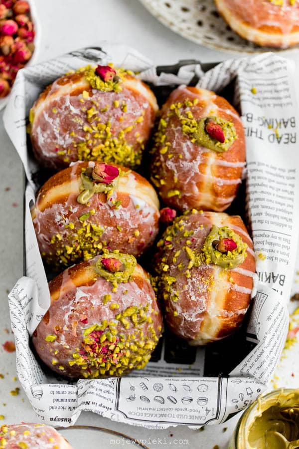 Pistachio doughnuts